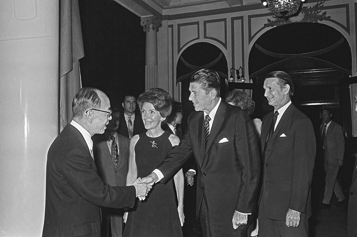 The 33rd Governor of California Ronald Reagan and wife Nancy Reagan are greeted by Minister of Foreign Affairs Chou Shu-kai before attending National Day celebrations on behalf of President Richard Nixon at Taipei Guest House in 1971. (File Photo)