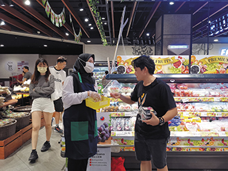 A Taiwanese fruit sampling event at a supermarket in Kuala Lumpur, Malaysia (Courtesy of International Marketing Section at Ministry of Agriculture’s Department of International Affairs)