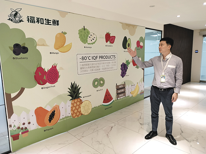 Marc Chiu, general manager of Fufruit Co., explains export processes, which entail cutting and freezing fruits at extremely low temperatures. (Photo by Oscar Chung)