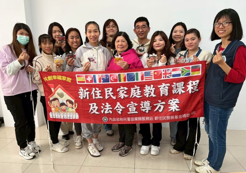 苗栗移民署與新住民手作浮油花歡慶聖誕月圖片 - 新南向政策