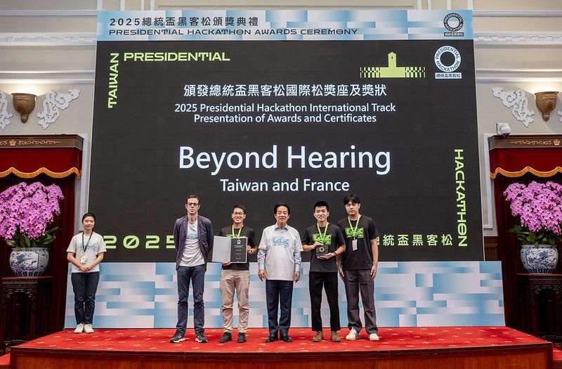 New Southbound Policy。Tổng thống Lại Thanh Đức (đứng giữa) trao giải cho Beyond Hearing, một trong những đội chiến thắng hạng mục quốc tế của Giải thưởng Hackathon Cup Tổng thống 2025. (Ảnh: Phủ Tổng thống)