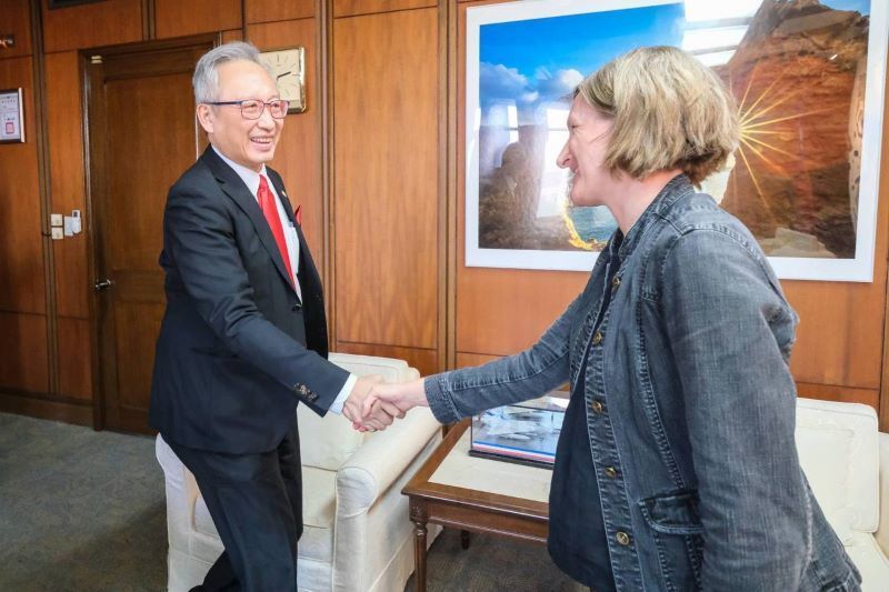 New Southbound Policy。Thứ trưởng Bộ Ngoại giao Ngô Chí Trung (bên trái) trả lời phỏng vấn với phóng viên Allison Jackson của hãng tin AFP vào ngày 10/12 tháng 12 tại thành phố Đài Bắc. (Ảnh: Bộ Ngoại giao))