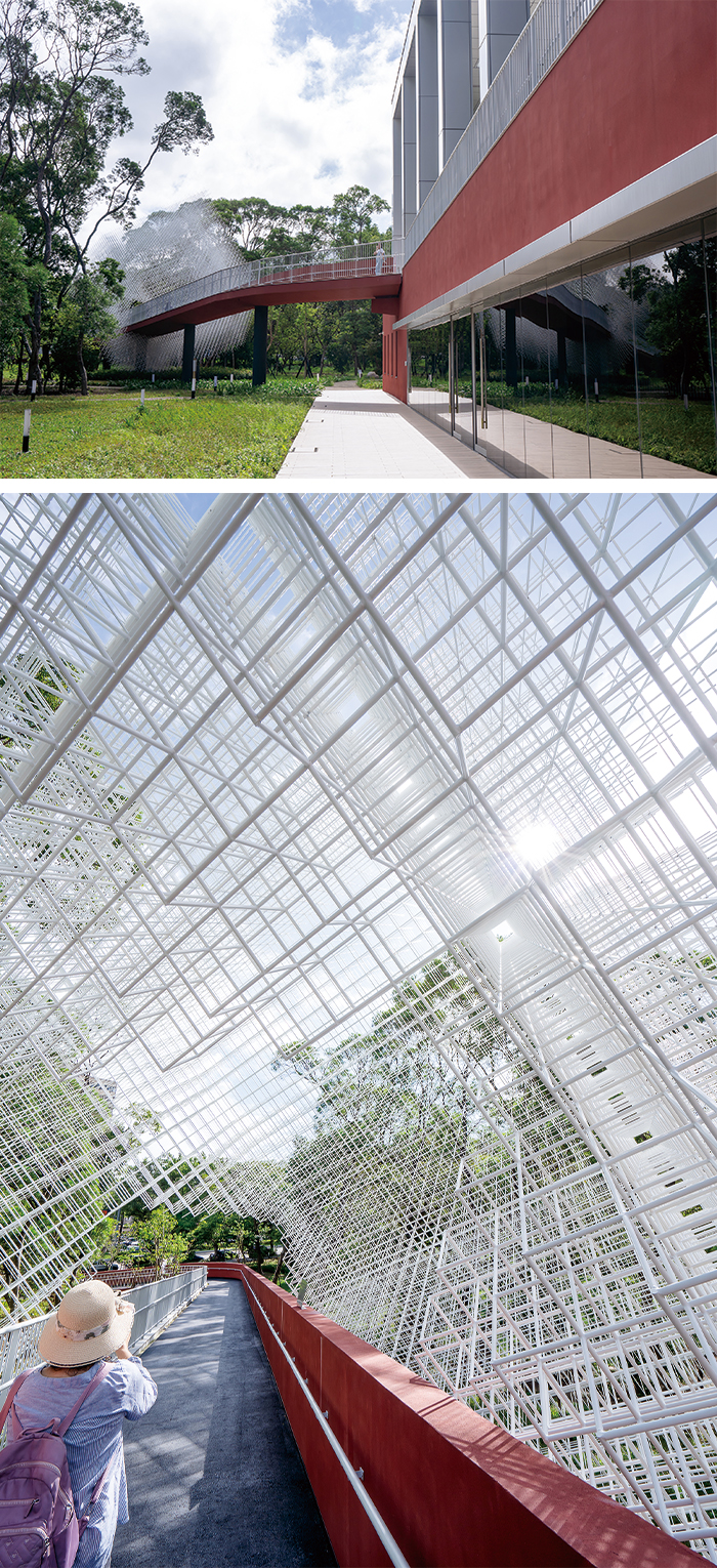 Inspired by Linkou’s seasonal fog, the interweaving stainless steel of Hsu Tsung-chieh’s architectural art shrouds the archives and surroundings as if with a passing veil of mist.
