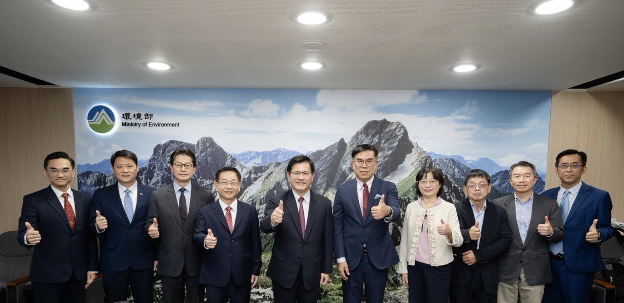 New Southbound Policy。Menteri Peng dan Menteri Lin selanjutnya membahas berbagai strategi pengembangan kerja sama, termasuk di bidang kredit karbon dengan negara sahabat lainnya, dengan harapan pengalaman kerja sama Taiwan-Paraguay dapat diperluas secara bertahap ke negara sahabat dan mitra internasional lainnya. (Foto oleh MOFA)
