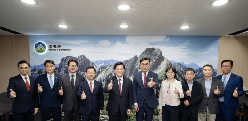 New Southbound Policy。Menteri Peng dan Menteri Lin selanjutnya membahas berbagai strategi pengembangan kerja sama, termasuk di bidang kredit karbon dengan negara sahabat lainnya, dengan harapan pengalaman kerja sama Taiwan-Paraguay dapat diperluas secara bertahap ke negara sahabat dan mitra internasional lainnya. (Foto oleh MOFA)
