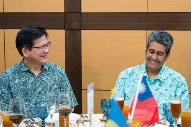 New Southbound Policy。Bộ trưởng Bộ Ngoại giao Lâm Giai Long (bên trái) trao đổi với Tổng thống Palau Surangel Whipps Jr. trong chuyến thăm Palau vào ngày 18/2. (Ảnh: FB Bộ trưởng Lâm Giai Long)