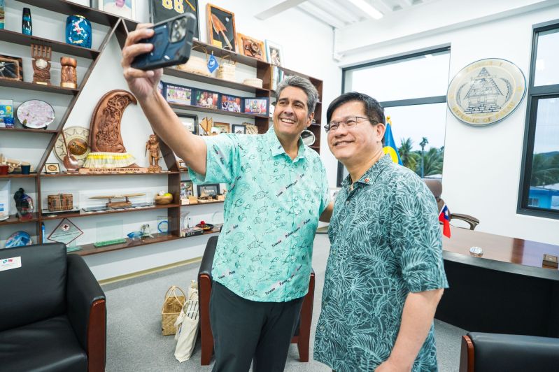 New Southbound Policy。Bộ trưởng Bộ Ngoại giao Lâm Giai Long (bên phải) và Tổng thống Palau Surangel Whipps, Jr. chụp ảnh selfie trong chuyến thăm của Bộ trưởng Lâm Giai Long tới Palau từ ngày 18/12 đến ngày 21/12. (Ảnh: Bộ Ngoại giao)