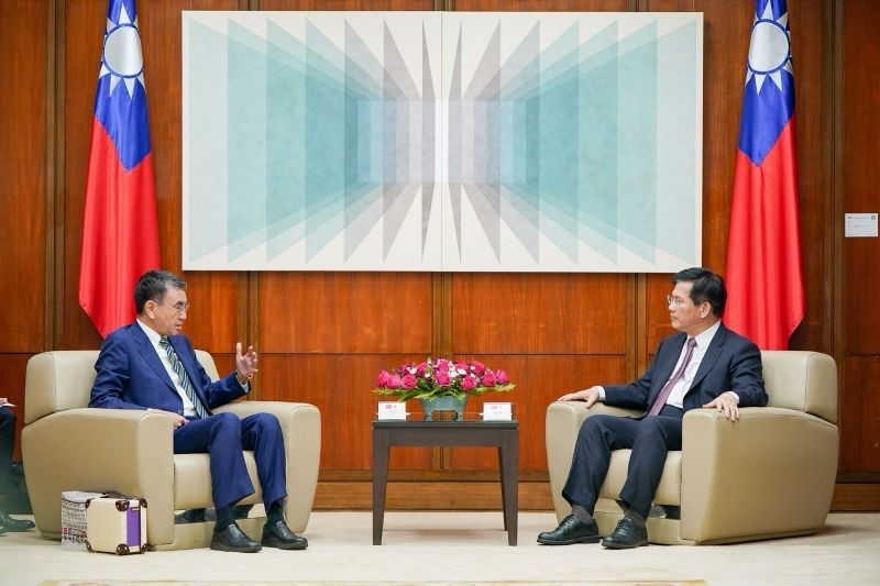 New Southbound Policy。Bộ trưởng Bộ Ngoại giao Lâm Giai Long (bên phải) tiếp phái đoàn do cựu Ngoại trưởng Nhật Bản Taro Kono dẫn đầu vào ngày 24/12 tại thành phố Đài Bắc. (Ảnh: Bộ Ngoại giao)