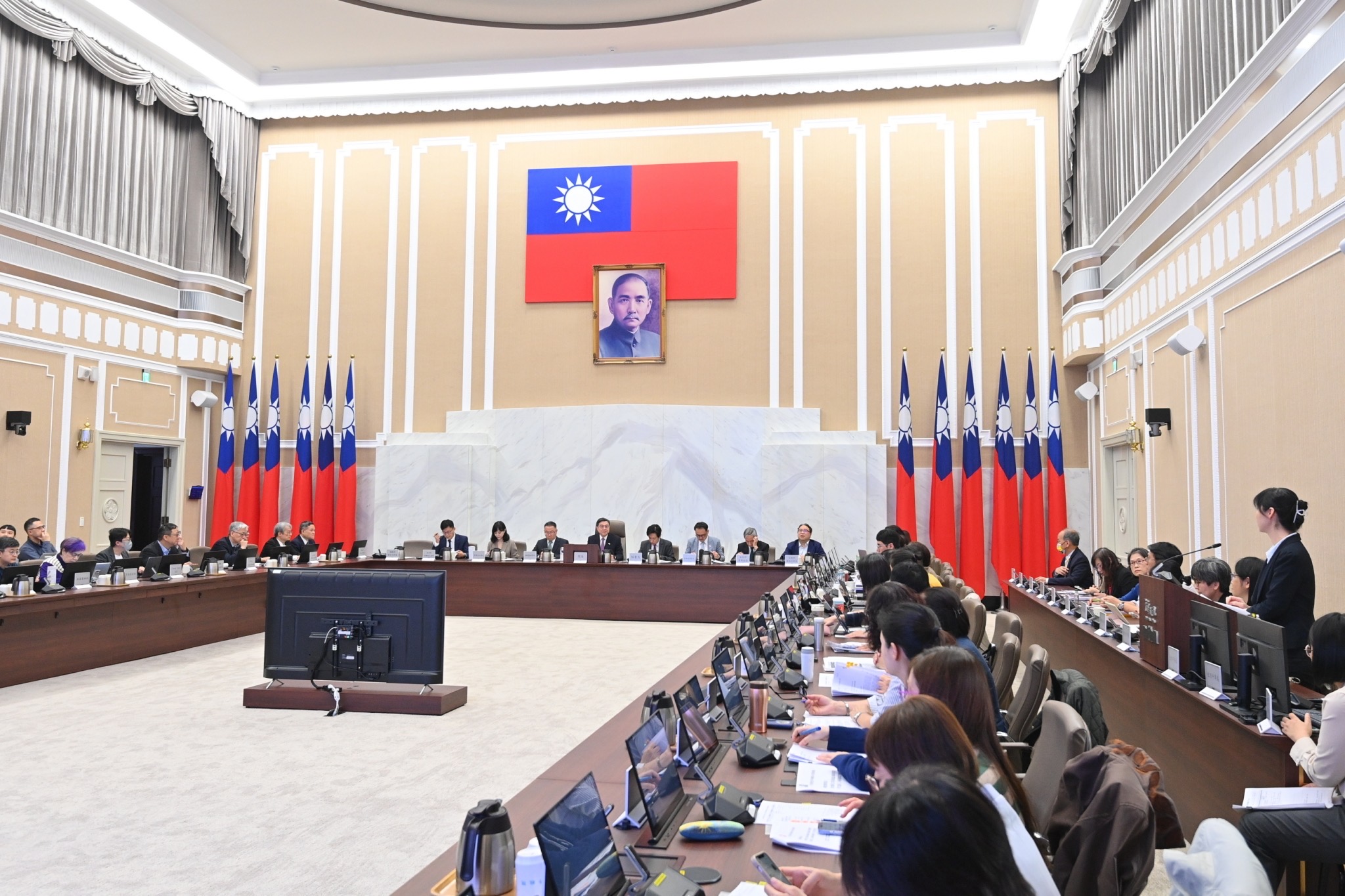 New Southbound Policy。Perdana Menteri Cho menegaskan bahwa penanaman nilai-nilai ramah gender dan penciptaan lingkungan yang mendukung merupakan dua tujuan inti yang harus dijalankan secara paralel dalam upaya mewujudkan kesetaraan gender.
