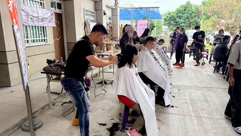 臺東縣「紫萱草」、「新心好客」關懷協會 義剪公益活動 移民署行動服務 作伙關懷新住民圖片 - 新南向政策