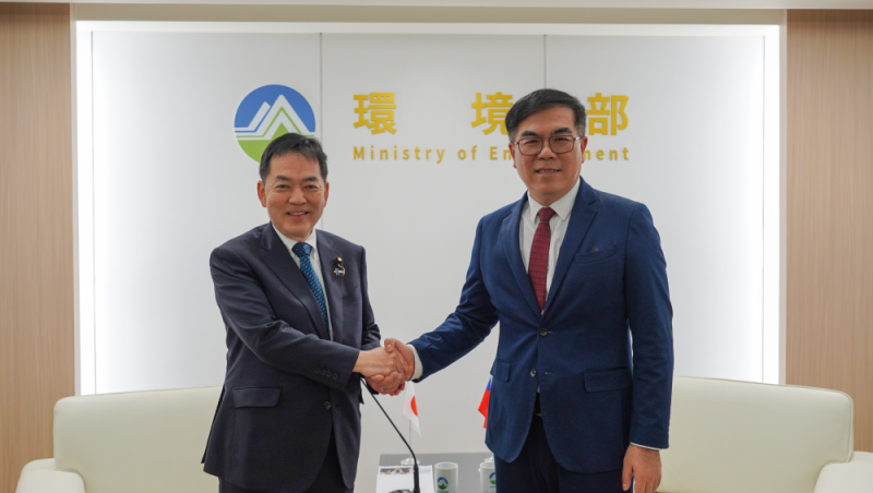 New Southbound Policy。Bộ trưởng Bộ Môi trường Bành Khởi Minh (bên phải) chào đón cựu Bộ trưởng Môi trường Nhật Bản Keiichiro Asao tại cuộc gặp ngày 26/12 tại Đài Bắc. (Ảnh: Bộ Môi trường)
