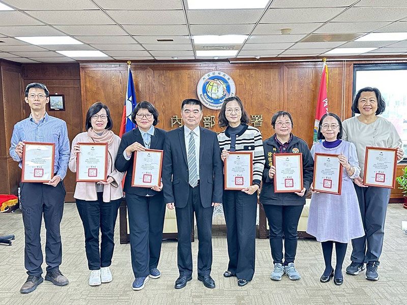 移民署頒獎表揚新住民照顧服務績優縣市政府 中央地方攜手用心 讓新住民更幸福圖片 - 新南向政策