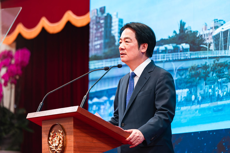 New Southbound Policy。Menghadapi meningkatnya ambisi ekspansionis Tiongkok, komunitas internasional mencermati apakah rakyat Taiwan memiliki tekad untuk mempertahankan diri. Presiden Lai menegaskan sikapnya yang konsisten, yaitu mempertahankan kedaulatan nasional secara teguh, memperkuat pertahanan nasional, meningkatkan pertahanan dan ketangguhan seluruh lapisan masyarakat, serta membangun secara menyeluruh mekanisme penangkal dan pertahanan demokratis yang kokoh.