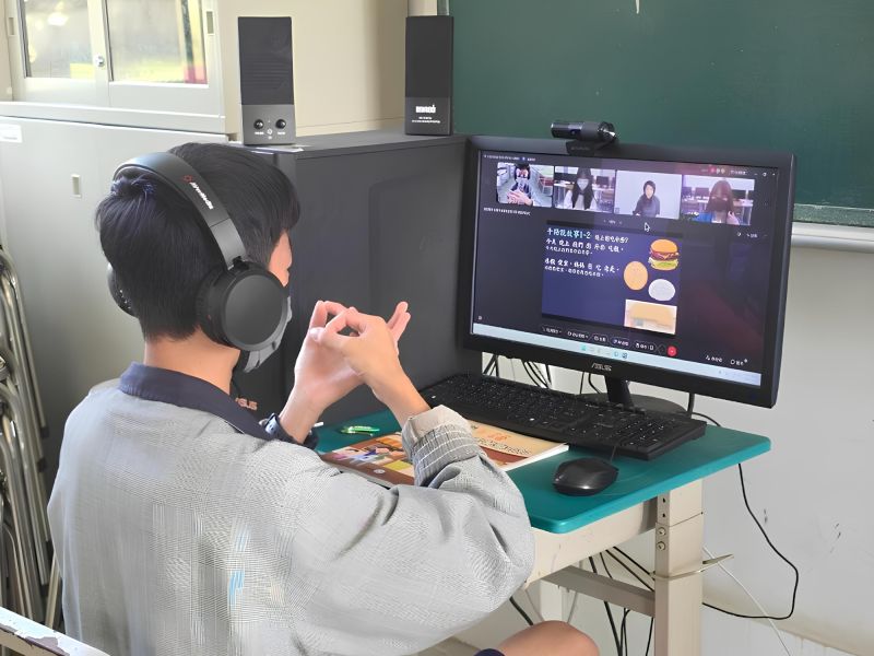 New Southbound Policy。Untuk meningkatkan efektivitas pembelajaran, mulai Oktober 2025 program pembelajaran bersama Bahasa Isyarat Taiwan melalui siaran langsung jarak jauh menambahkan kelas baru bertajuk “kelas dalam bahasa isyarat secara penuh” yang dipimpin oleh guru tuna rungu, dengan tahap awal dibuka sebanyak 34 kelas.
