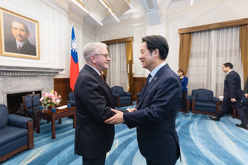 New Southbound Policy。Ketua delegasi Parlemen Eropa, Michael Gahler mengecam keras sikap bermusuhan dan agresif terbaru yang ditunjukkan oleh Tiongkok pada pekan sebelumnya di sekitar Taiwan, yang dinilai sebagai tindakan provokasi, serta merupakan sikap yang tidak dapat diterima karena membahayakan koeksistensi damai di kedua sisi selat.