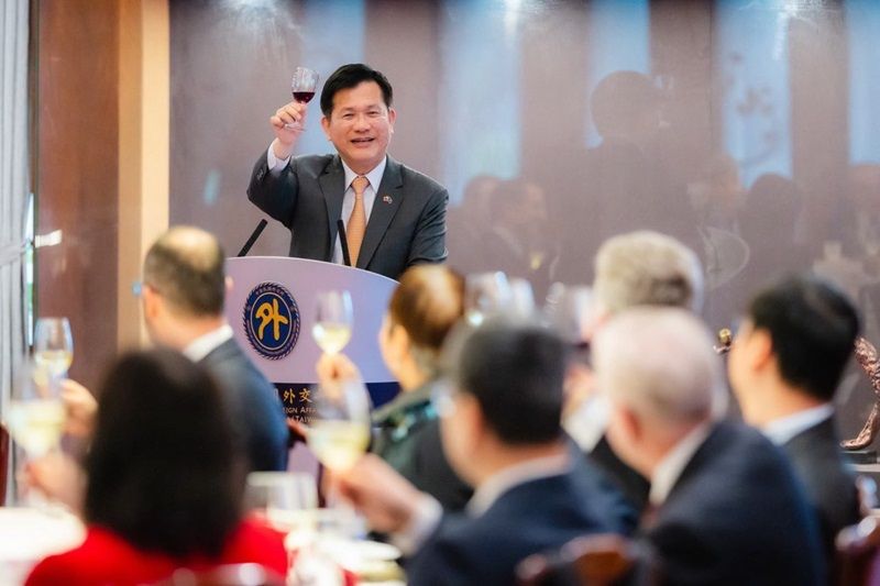 New Southbound Policy。Bộ trưởng Bộ Ngoại giao Lâm Giai Long chủ trì tiệc chiêu đãi Chủ tịch Nhóm Hữu nghị Đài Loan của Nghị viện châu Âu – nghị sĩ Michael Gahler và phái đoàn vào ngày 6/1 tại Đài Bắc. (Ảnh: Bộ Ngoại giao)