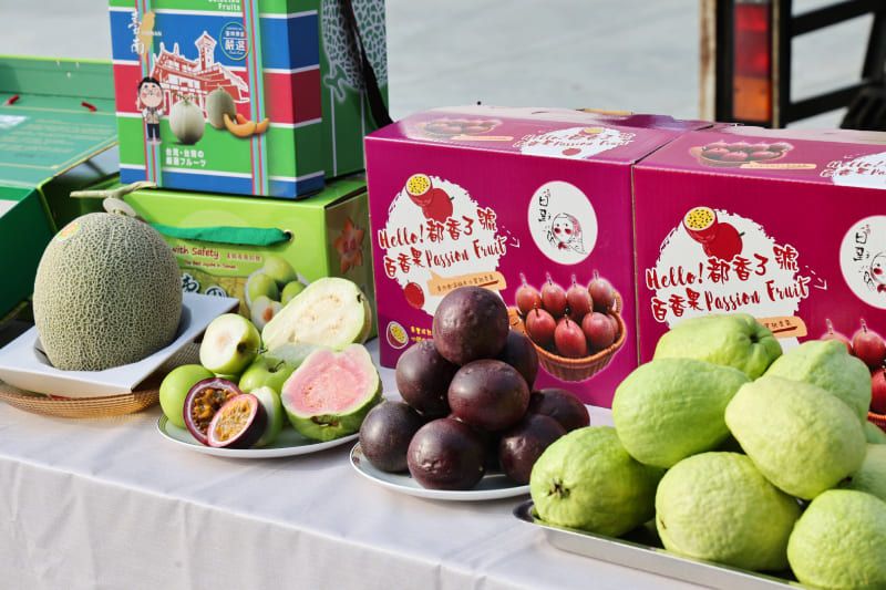 台南蜜棗首銷新加坡  黃偉哲力推冬季優質水果拓國際市場圖片 - 新南向政策