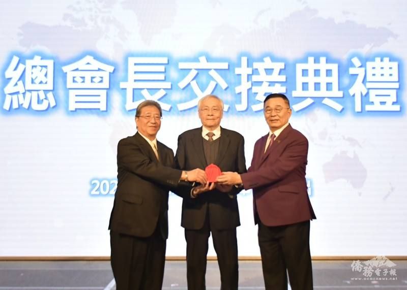 協助用才、留才 海外在臺僑生校友聯合總會長交接圖片 - 新南向政策