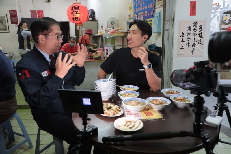 新加坡網紅大胃王Zermatt Neo挑戰30碗台南擔仔麵！  黃偉哲探班邀訪龍崎空山祭圖片 - 新南向政策