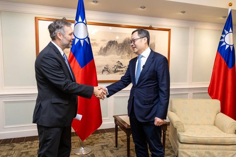 New Southbound Policy。Thứ trưởng Bộ Ngoại giao Trần Minh Kỳ (bên phải) trả lời phỏng vấn với Philippe Leblanc, phóng viên thường trú của Tập đoàn Phát thanh Truyền hình Canada (CBC) tại Đài Loan vào ngày 13/1 tại Đài Bắc. (Ảnh: Bộ Ngoại giao)