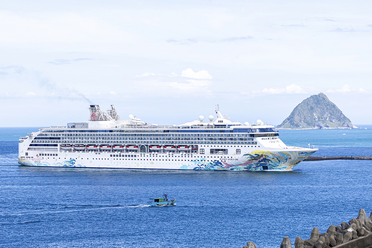 A cruise ship enters northern Taiwan’s Keelung Harbor. (Photo by Chen Mei-ling)