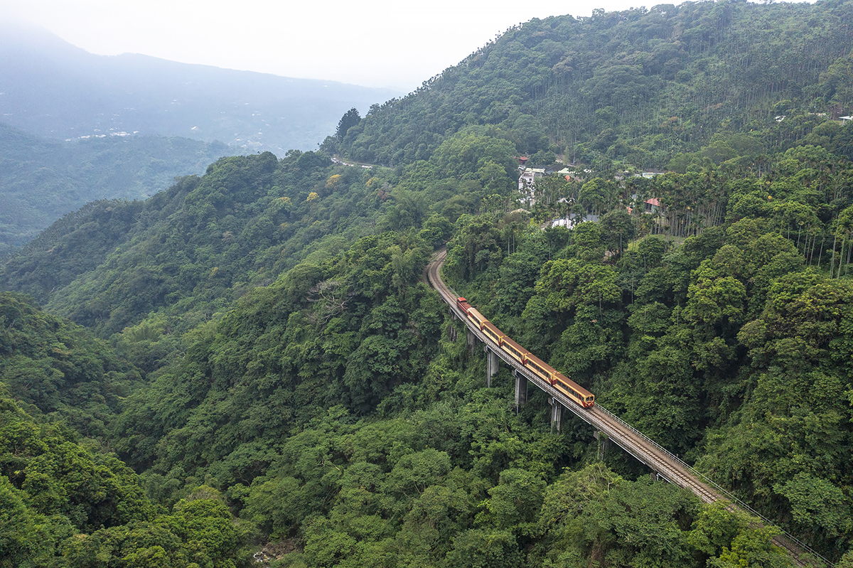 The government plan to develop tourism along the Tropic of Cancer corridor and southern coastal arc includes Fenqihu, an important waypoint on the Alishan Forest Railway. (Photo by Kent Chuang)