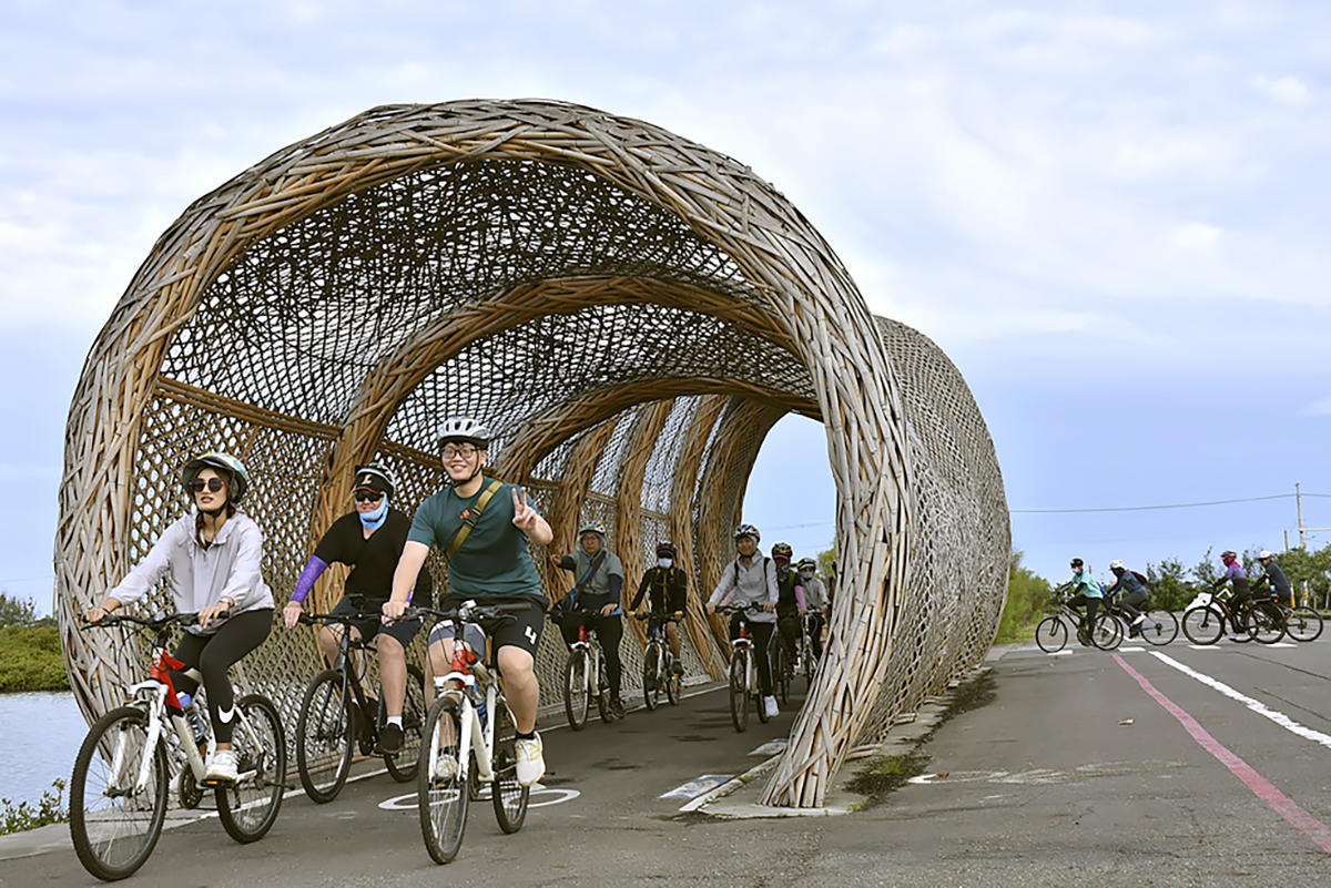 Cycling routes through former salt pans in Tainan City are targeted for improvements under the tourism development plan. (Courtesy of Southwest Coast National Scenic Area Headquarters)
