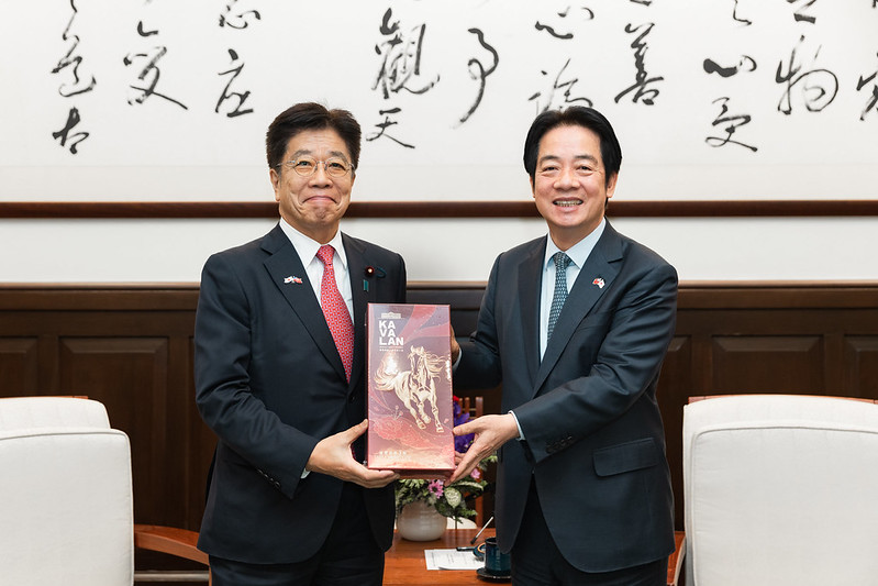 New Southbound Policy。ปธน.ไล่ชิงเต๋อ ผู้นำไต้หวัน ให้การต้อนรับ Mr. Katsunobu Katō อดีตเลขาธิการคณะรัฐมนตรีญี่ปุ่น พร้อมด้วยคณะตัวแทน (ภาพจากทำเนียบประธานาธิบดี)