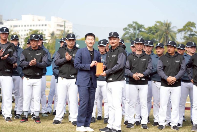 New Southbound Policy。Sebanyak 20 tim nasional akan ambil bagian dalam WBC 2026. Tim Taiwan dijadwalkan bertanding melawan Australia, Ceko, Jepang, dan Korea Selatan dalam Pool C yang akan berlangsung pada 5 hingga 8 Maret di Tokyo Dome. Dua tim teratas dari grup tersebut akan melaju ke babak selanjutnya di Miami.
