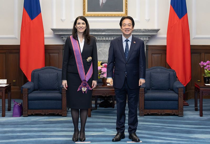New Southbound Policy。Tổng thống Lại Thanh Đức (bên phải) trao tặng “Huân chương Đại thụ cảnh tinh hạng nhất” cho cựu Chủ tịch Hạ viện Cộng hòa Séc – bà Markéta Pekarová Adamová vào ngày 20/1 tại thành phố Đài Bắc. (Ảnh: Phủ Tổng thống)