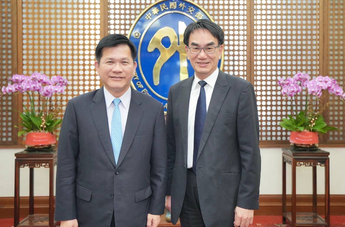 New Southbound Policy。Menlu Lin Chia-lung juga menambahkan bahwa dalam rangka mewujudkan pelaksanaan “Diplomasi Komprehensif”, sejak menjabat ia telah mengadakan rapat bersama  dengan berbagai kementerian lain, termasuk bidang kebudayaan, pendidikan, lingkungan, ekonomi, dan ketenagakerjaan.
