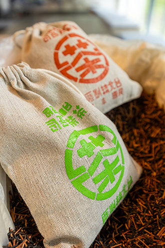 The factory still produces both black tea and oolong varieties. (Photo By Chen Mei-ling)