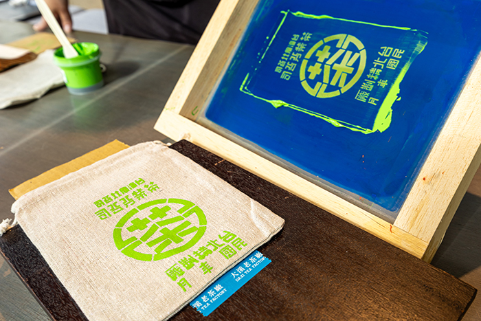 As part of 2025 centenary celebrations, the factory offers guests the opportunity to print its famous logo onto a bag to fill with tea and take home. (Photo By Chen Mei-ling)