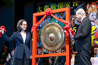 Vice President Hsiao Bi-khim, left, attends the opening ceremony of 2025 Baosheng Cultural Festival hosted by Dalongdong Baoan Temple in Taipei. (Courtesy of Presidential Office)