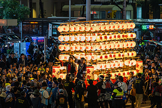 Japanese organizers of the Kenkayama festival at Fushiki Shrine in Toyama prefecture contribute towering lantern floats to Qingshan’s parade. (Photo by Chen Mei-ling)
