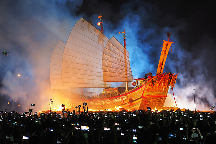 The autumn ceremony welcoming Wang Ye at Donggang Donglong Temple in Pingtung County culminates in the burning of a large boat on the beach. (Photo by Jimmy Lin)