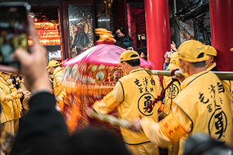 A Mazu palanquin from Baishatun Gongtian Temple in Miaoli County shakes as it receives divine cues guiding the procession’s path. (Courtesy of TA)