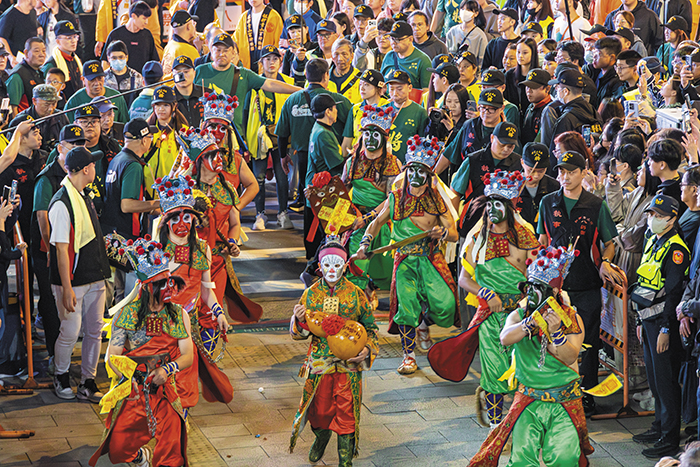 Devotees don the attire of the eight generals. (Photo by Chen Mei-ling)
