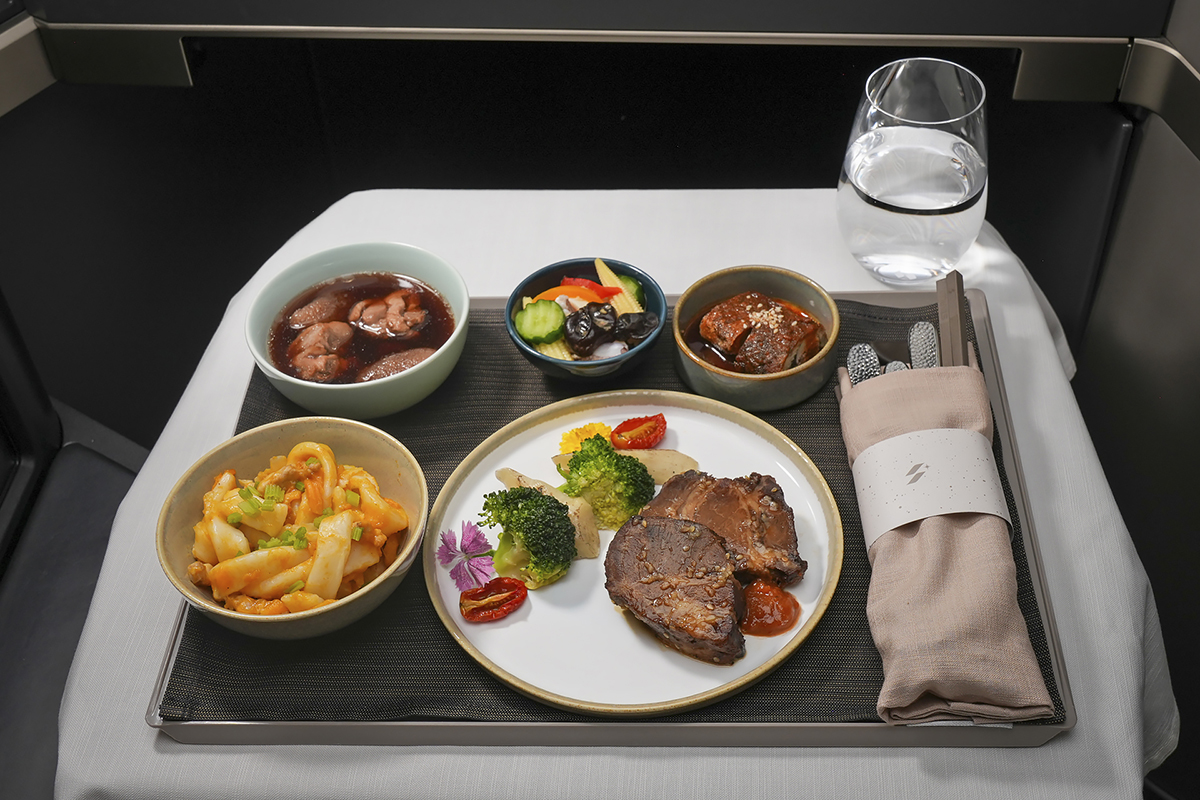 Business class passengers on Starlux Airlines enjoy meals provided by Taiwanese restaurants in the Michelin guide. (Courtesy of Starlux Airlines)