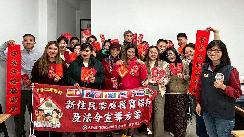 一筆一線禪繞畫春聯 新住民用藝術迎接馬年新氣象圖片 - 新南向政策