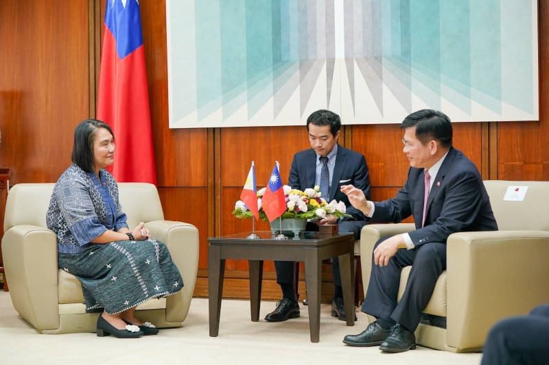 Foreign Minister Lin confers Order of Brilliant Star with Grand Cordon on former MECO Chairperson and Resident Representative Velicaria-Garafil