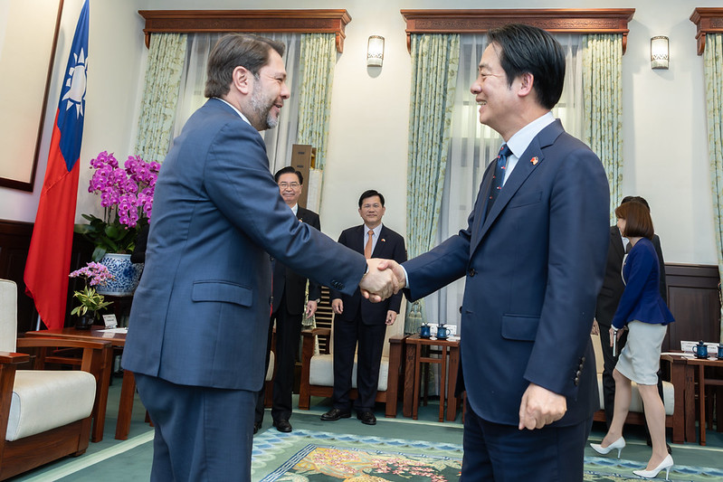 New Southbound Policy。Menghadapi ancaman dari rezim otoriter, Taiwan terus memperkuat kemampuan pertahanan diri untuk memastikan perdamaian dan stabilitas kawasan. Presiden Lai menegaskan bahwa Taiwan sepenuhnya memahami pentingnya menunjukkan tekad untuk melindungi diri sendiri sebelum memperoleh dukungan dari pihak lain.
