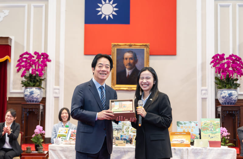 Lai receives youth ambassadors, NSP agricultural ambassadors