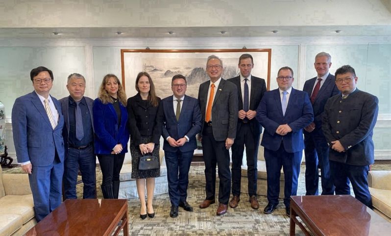 New Southbound Policy。Melalui kunjungan ke Taiwan kali ini, Carsten Körber berharap dapat memperdalam hubungan bilateral di bidang politik, ekonomi, dan teknologi. Carsten Körber, yang lahir di wilayah bekas Jerman Timur, menuturkan bahwa ia memiliki pemahaman mendalam tentang betapa berharganya masyarakat yang bebas.
