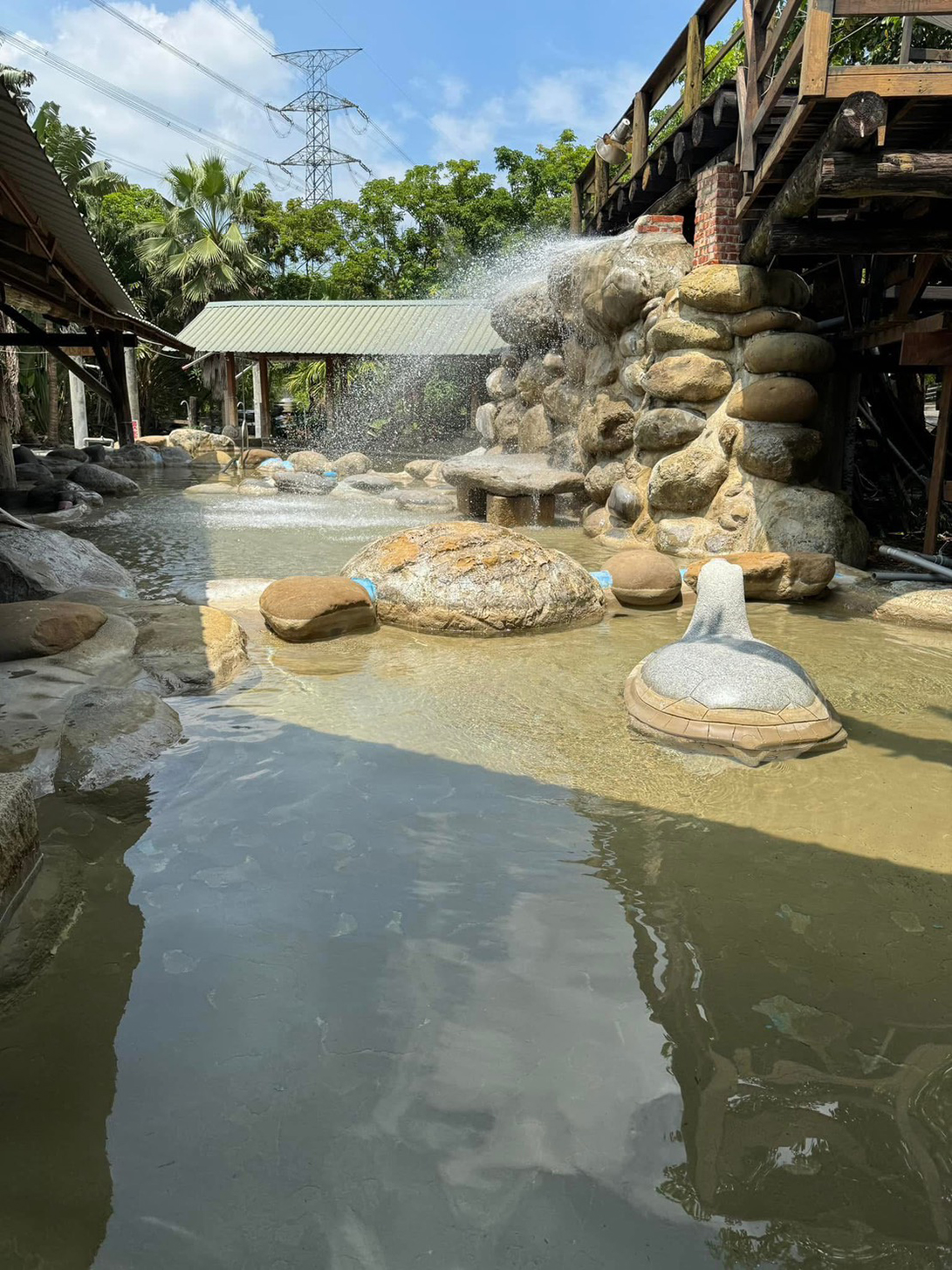 Homestay owner Lai Chin-rui operates outdoor hot spring facilities featuring wooden decking and natural rock pools. (Courtesy of Gueidan recreational farm)