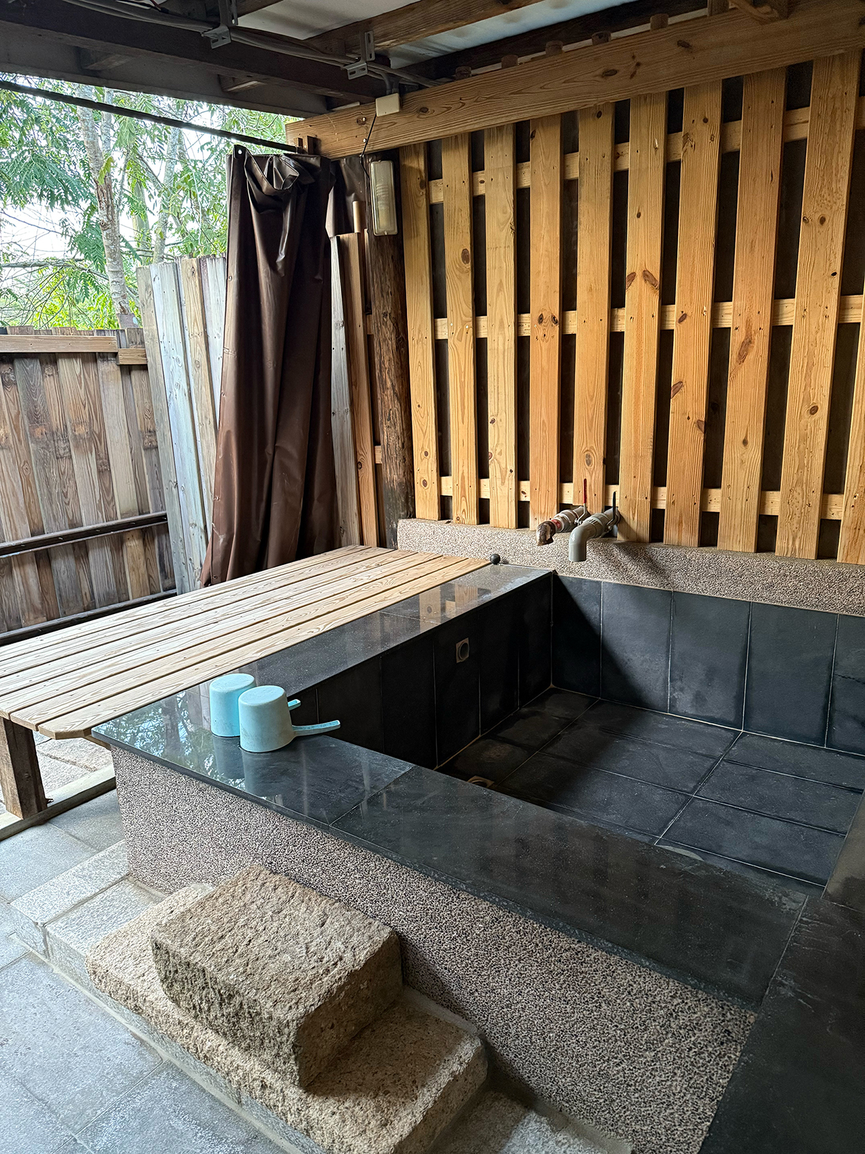 Guests can adjust the temperature of the integrated hot spring baths. (Courtesy of Gueidan recreational farm)