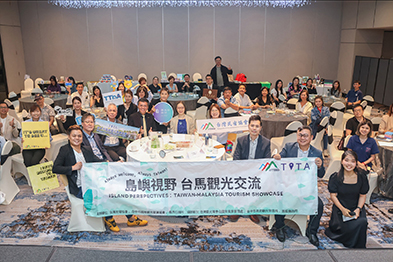 Phoebe Yeh, front table, fifth left, then Taiwan’s ambassador to Malaysia, attends the Taiwan-Malaysia Tourism Showcase held in Kuala Lumpur Sept. 26, 2025. (Courtesy of TRAA)