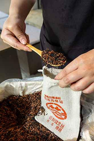 The site is still a working factory and produces, packages and sells black, oolong and green teas. (Photo By Chen Mei-ling)