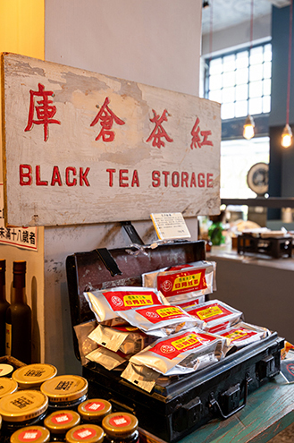 A bilingual sign is evidence of the international reach of Taiwan’s tea trade in its heyday. (Photo By Chen Mei-ling)