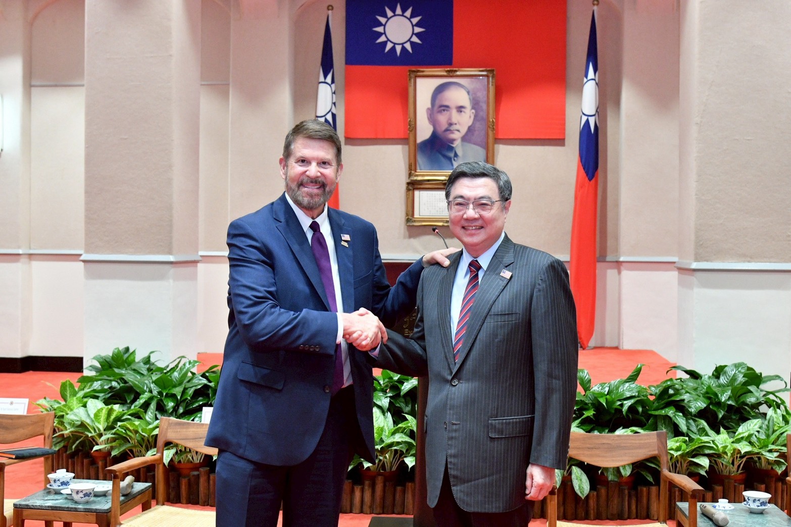 New Southbound Policy。PM Cho lebih lanjut menjelaskan bahwa “model Taiwan” yang diajukan pemerintah akan memanfaatkan pengalaman pembangunan Taiwan selama ini untuk membantu Amerika Serikat membentuk klaster industri, sekaligus mendorong pengembangan jangka panjang investasi perusahaan-perusahaan Taiwan dan AS di Amerika Serikat. 